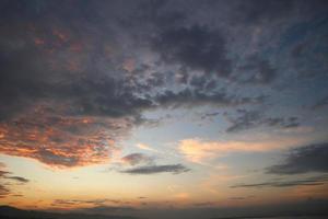 de schoonheid van de oranje lucht. kleurrijk bewolkt lucht Bij zonsondergang. helling kleur. lucht textuur, abstract natuur achtergrond foto
