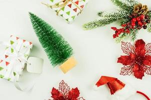 top visie van de wit feestelijk achtergrond met traditioneel Kerstmis decoraties en decoratief speelgoed- sparren. foto