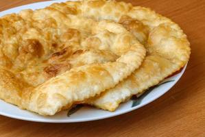 tsjeburek Aan de bord en houten achtergrond foto