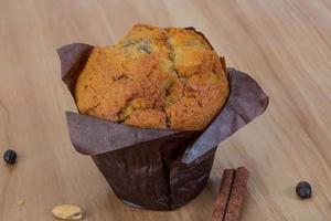 muffin Aan houten achtergrond foto