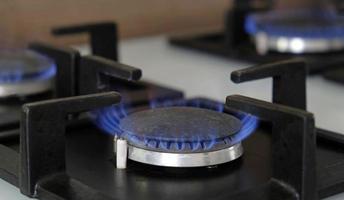 detailopname blauw vlammen van brand Aan een gas- brander in de keuken voor Koken. gas- vlam in een gas- boiler foto