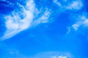 natuurlijk van wit wolken Aan blauw lucht met kopiëren ruimte voor banier of behang achtergrond. vrijheid concept foto