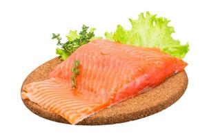 Zalm filet Aan houten bord en wit achtergrond foto