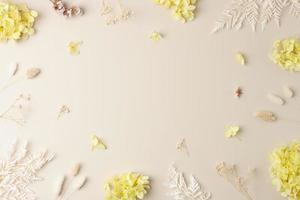 kunstmatig achtergrond met bloemen Aan pastel beige. vlak leggen, kopiëren ruimte foto