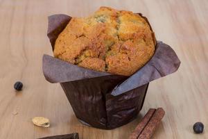 muffin Aan houten achtergrond foto