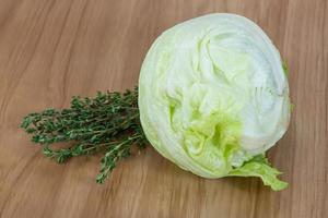 ijsberg salade Aan houten achtergrond foto