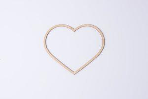 kunstmatig achtergrond met een houten hart Aan wit. vlak leggen, kopiëren ruimte foto