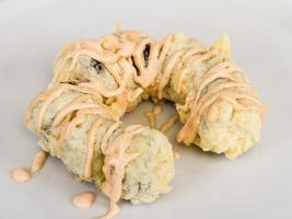 Japans keuken -tempura maki sushi diep gebakken rollen gemaakt van Zalm, tobiko ree en room kaas binnen foto