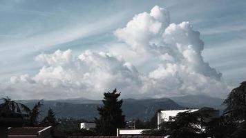 hoog cumulus wolken over- de bergen, panorama, landschap, mooi lucht met wolk, hemel Aan de zomer dag, dramatisch wolkenlandschap, vredig omgeving, hemellandschap over- de berg. foto