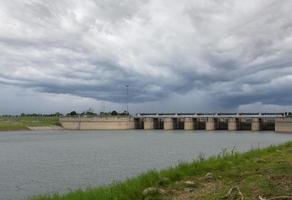 landschap van pasak chonlasit dam in regenachtig seizoen foto