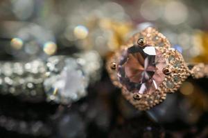 sieraden bruiloft diamant ringen Aan zwart achtergrond met reflectie foto