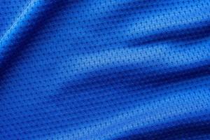 blauwe kleur stof sportkleding voetbal trui met lucht mesh textuur achtergrond foto