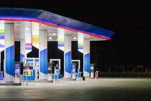 benzine gas- station Bij nacht foto