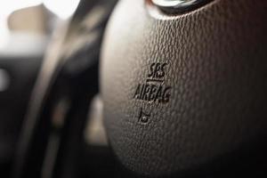 veiligheid airbag teken Aan auto stuurinrichting wiel met toeter icoon foto