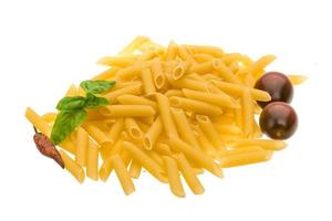 rauwe macaroni op wit foto