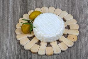 Brie kaas Aan tafel foto