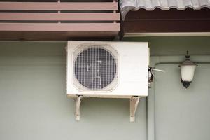 lucht staat buitenshuis eenheid compressor installeren buiten huis foto