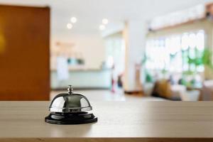 hotel onderhoud klok Aan hout teller achtergrond foto