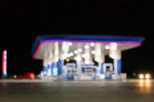 benzine gas- station Bij nacht tijd wazig achtergrond met bokeh licht foto