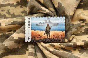 ternopil, Oekraïne - september 2, 2022 beroemd oekraïens poststempel met Russisch oorlogsschip en oekraïens soldaat net zo houten souvenir Aan leger camouflage uniform foto