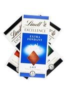 Charkov, Oekraïne - december 18, 2020 lindt chocola Aan wit achtergrond. lindt en spruengli ag is een Zwitsers chocolatier en banketbakkerij bedrijf bekend voor hun chocola bars foto