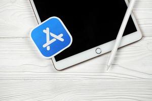 Charkov, Oekraïne - januari 27, 2021 merk nieuw appel ipad en appel potlood en blauw app op te slaan logo Aan wit achtergrond. appel inc. is een Amerikaans technologie bedrijf foto