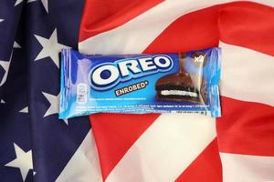 Charkov, Oekraïne - december 16, 2021 oreo omhuld chocola tussendoortje koekjes in omhulsel met logo. oreo is de het beste verkoop koekje merk in de Verenigde staten. foto