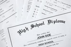 hoog school- diploma kopiëren leugens Aan veel Pagina's van alghebra en geometrie tests en taken. diploma uitreiking document foto