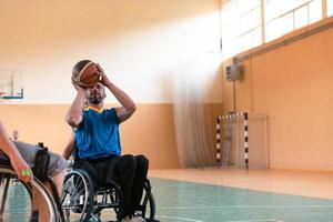 dichtbij omhoog foto van rolstoelen en gehandicapten oorlog veteranen spelen basketbal Aan de rechtbank