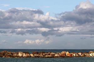 groot regen wolken in de lucht over- de zee. foto