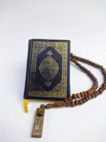 Islamitisch concept - de heilig al koran, Aan wit achtergrond, met kopiëren ruimte foto