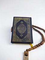 Islamitisch concept - de heilig al koran, Aan wit achtergrond, met kopiëren ruimte foto