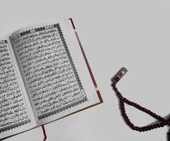 Islamitisch concept - de heilig al koran, Aan wit achtergrond, met kopiëren ruimte foto