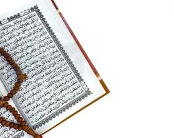 Islamitisch concept - de heilig al koran, Aan wit achtergrond, met kopiëren ruimte foto