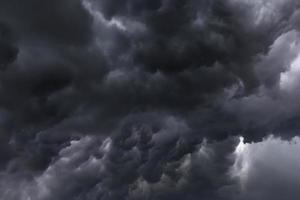 donker storm wolk voordat de zwaar dramatisch donder voor weer en meteorologie concept foto