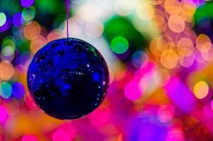 blauw snuisterij hangende naar versieren voor Kerstmis vakantie met kleurrijk bokeh van licht en andere kerstballen. foto