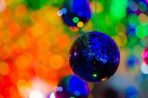 blauw snuisterij hangende naar versieren voor Kerstmis vakantie met kleurrijk bokeh van licht en andere kerstballen. foto
