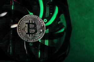 goud bitcoin Aan de video kaart koeler met groen neon verlichting in de cyberpunk stijl. foto