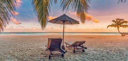 verbazingwekkend strand. stoelen Aan de zanderig strand zee. luxe zomer vakantie vakantie toevlucht net zo toerisme ontwerp. panoramisch tropisch landschap. rustig landschap, ontspannende strand, romantisch paar paradijs panorama foto