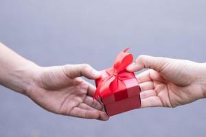 geschenk doos in hand- voor geliefden Aan Valentijnsdag dag, nieuw jaar, Kerstmis dag foto