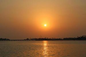 een mooi en kleurrijk zonsondergang Aan de jeddah corniche. foto