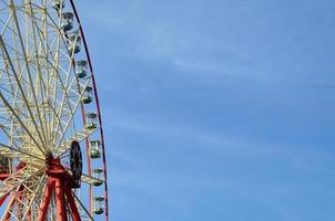 vermaak ferris wiel tegen de Doorzichtig blauw lucht foto