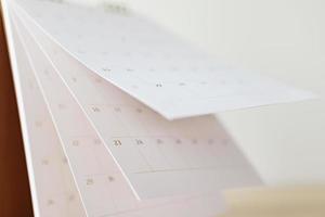 kalender bladzijde flippen vel dichtbij omhoog vervagen achtergrond bedrijf schema planning afspraak vergadering concept foto