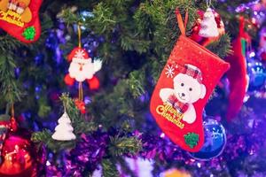 versierd Kerstmis sokken kerstballen Aan Spar boom nieuw jaar vakantie achtergrond foto