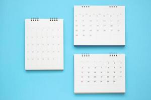 kalender bladzijde dichtbij omhoog Aan blauw achtergrond bedrijf planning afspraak vergadering concept foto