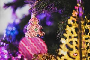 versierd Kerstmis kerstballen Aan Spar boom nieuw jaar vakantie achtergrond foto