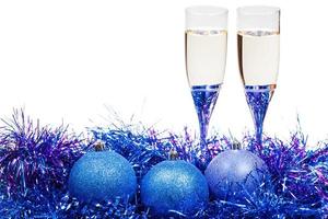 bril van Champagne en blauw en paars kerstballen foto
