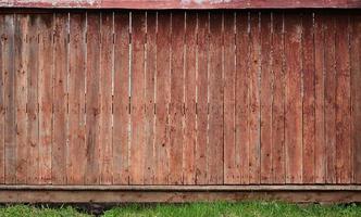 de structuur van een oud rustiek houten hek gemaakt van vlak verwerkt borden foto