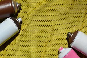 meerdere gebruikt aërosol verf sproeiers liggen Aan de sport- overhemd van een basketbal speler gemaakt van polyester kleding stof. de concept van jeugd straat kunst, actief sport- en bewogen levensstijl foto