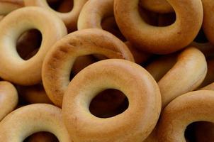 detailopname foto van vers geel bagels. een populair soort van meel producten. een van de traditioneel Russisch behandelt voor thee